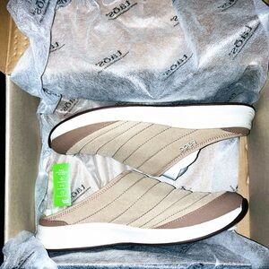 New Women’s taos Slides Tan/Rosette size 10